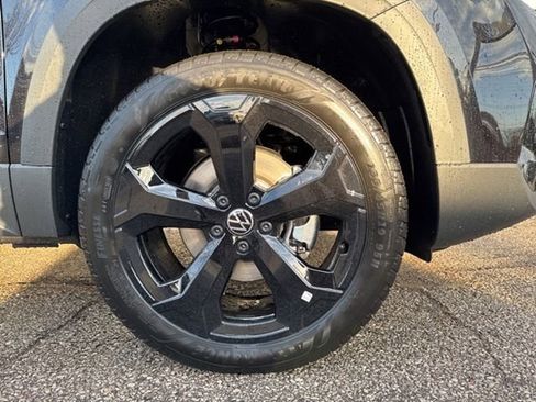 New 2025 Volkswagen Taos SEL image 11