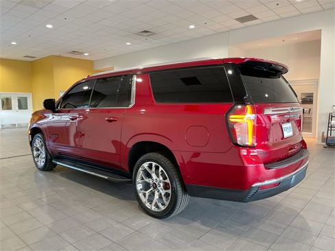 Used 2021 Chevrolet Suburban LT image 3