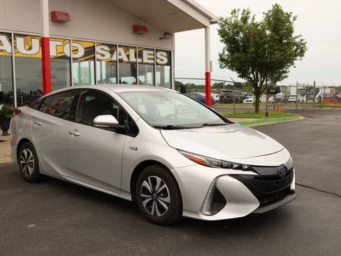 Used 2018 Toyota Prius Prime Premium FWD image 3
