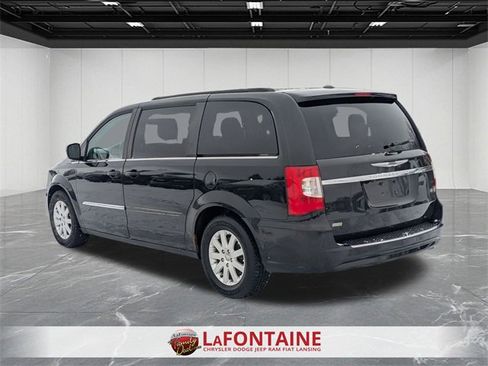Used 2014 Chrysler Town & Country Touring image 3