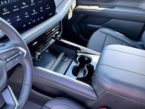 New 2026 Chevrolet Suburban LS w/ LS Custom Edition AWD/4WD image 8