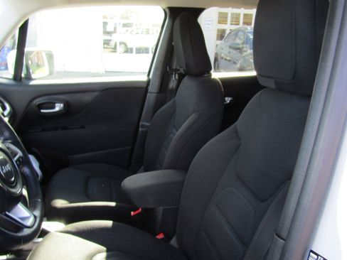 Used 2019 Jeep Renegade Latitude w/ UConnect 8.4 Nav Group image 13