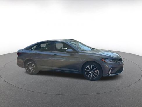 Used 2025 Volkswagen Jetta SE image 2