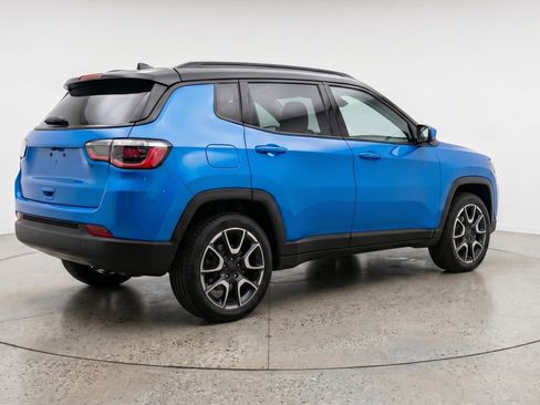 Used 2025 Jeep Compass Trailhawk AWD/4WD image 9