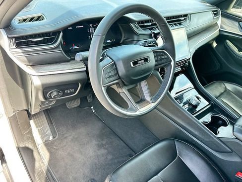 Used 2025 Jeep Grand Cherokee Limited AWD/4WD image 10
