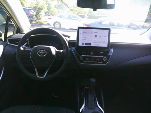 Used 2025 Toyota Corolla XLE image 40