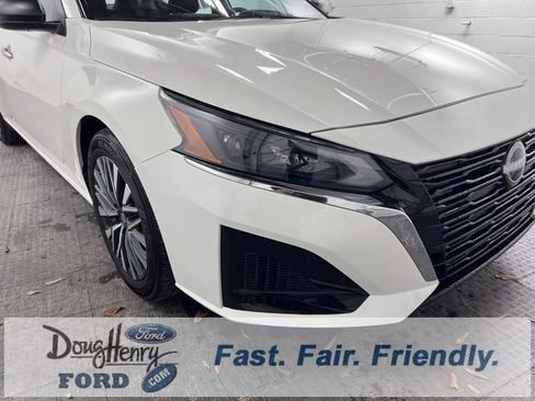 Used 2025 Nissan Altima 2.5 SV image 8