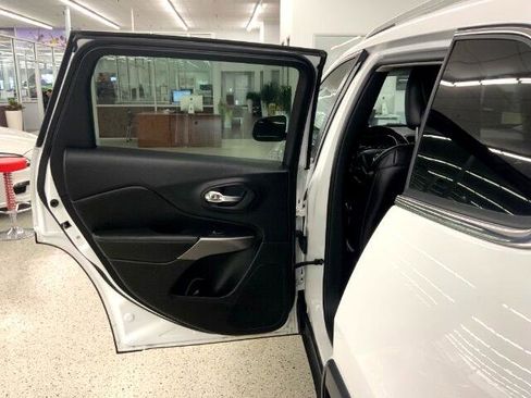 Used 2019 Jeep Cherokee Latitude Plus image 30