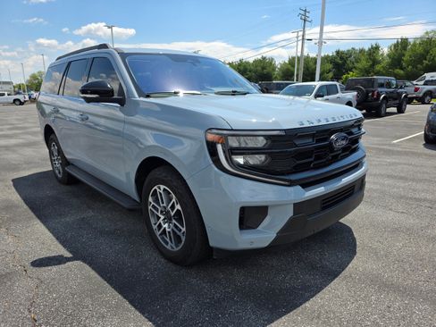 Used 2025 Ford Expedition Active AWD/4WD image 7