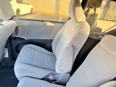 Used 2019 Toyota Sienna LE w/ Carpet Mat Package FWD image 27