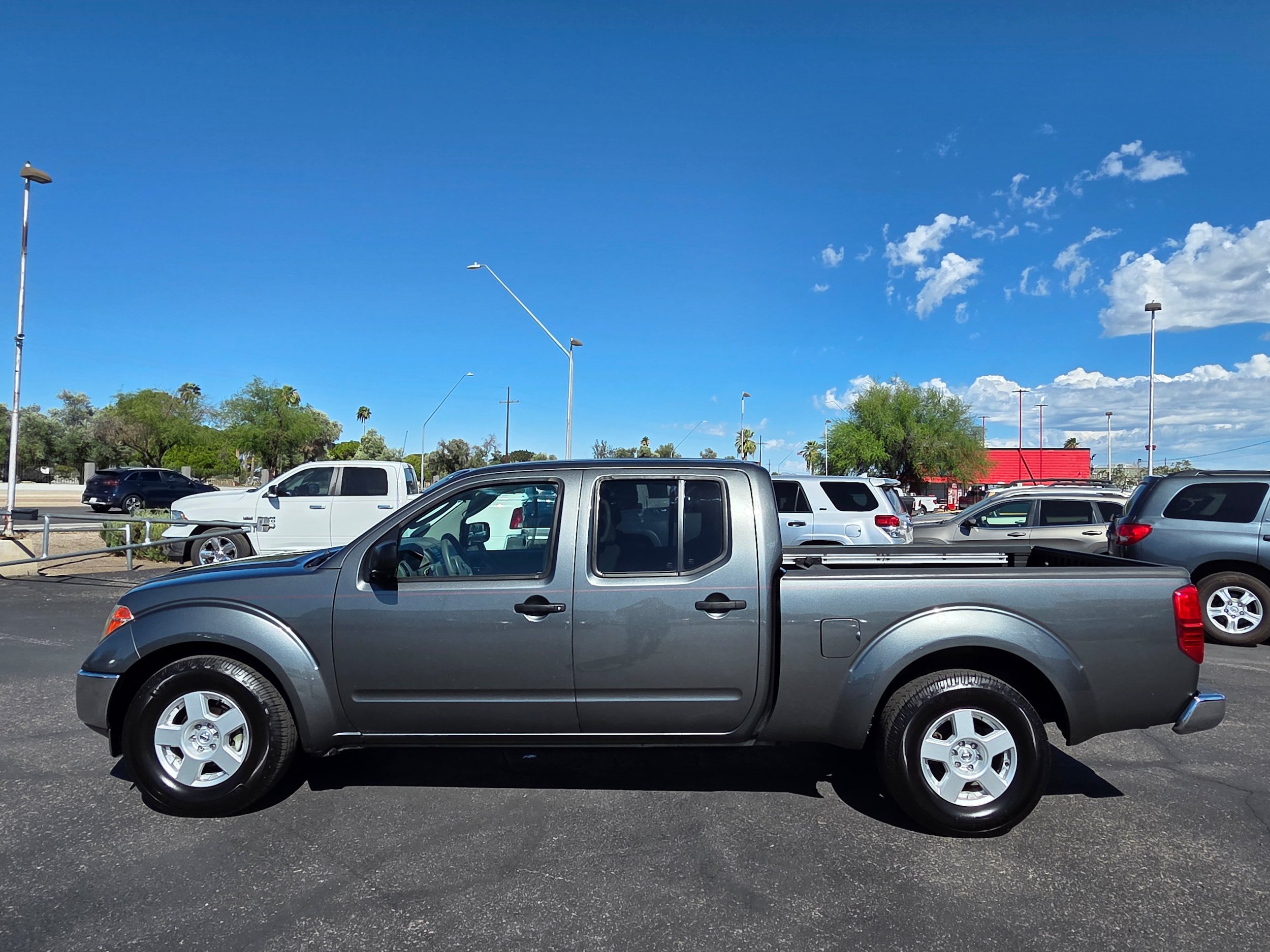 Used 2007 Nissan Frontier SE w/ SE Value Truck Pkg RWD image 2