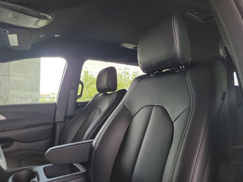 New 2026 Chrysler Pacifica Select FWD image 18