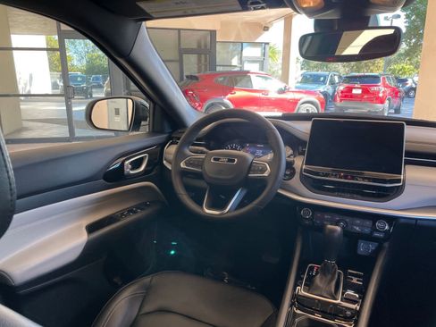 Used 2025 Jeep Compass Limited image 28