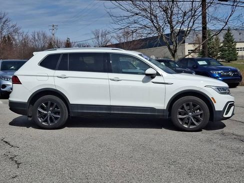 Used 2022 Volkswagen Tiguan SE w/ Panoramic Sunroof Package image 10