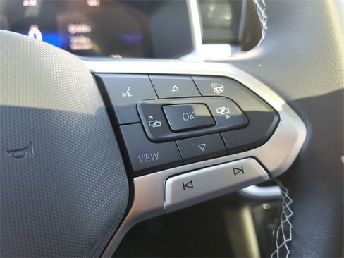 Certified 2025 Volkswagen Taos SE w/ Panoramic Sunroof Package image 26
