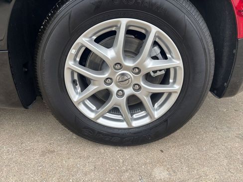 Used 2025 Chrysler Pacifica Select image 33