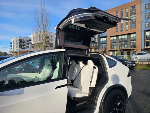 Used 2023 Tesla Model X image 19