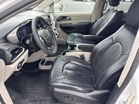 Used 2022 Chrysler Pacifica Touring-L FWD image 8