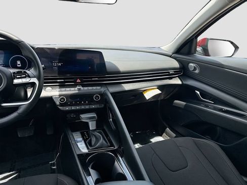 Certified 2025 Hyundai Elantra SEL FWD image 22