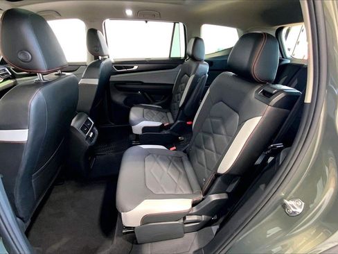 Used 2024 Volkswagen Atlas Peak Edition SE image 19