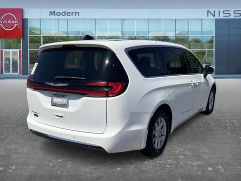 Used 2023 Chrysler Pacifica Touring-L FWD image 5