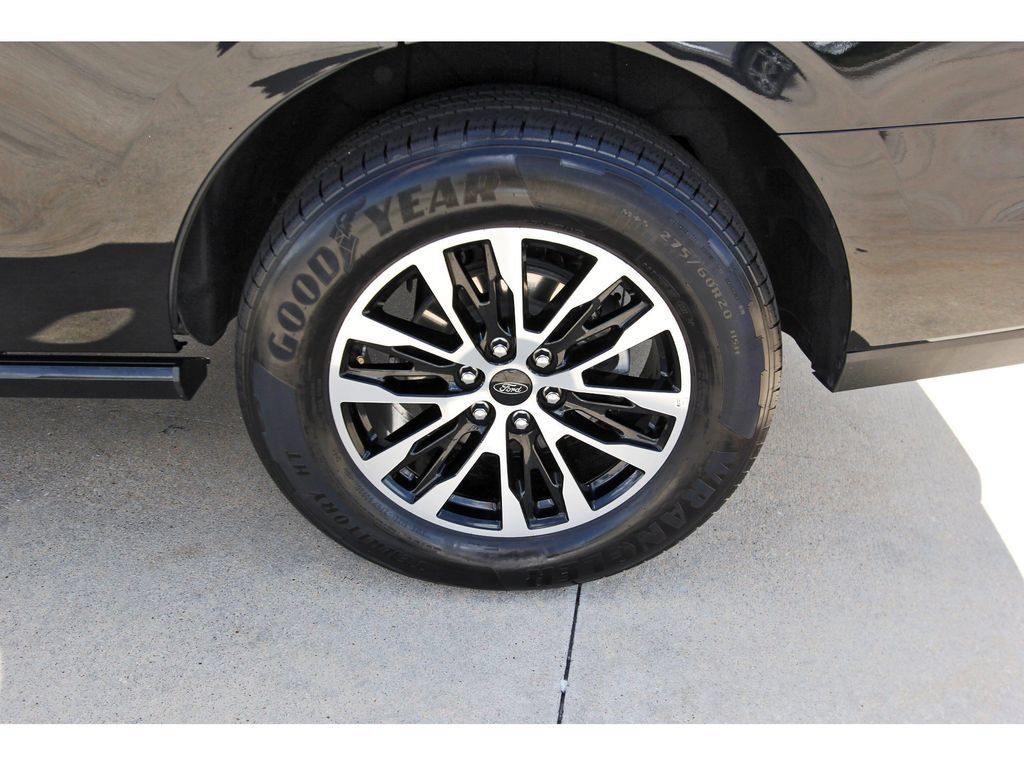 Used 2025 Ford Expedition Platinum AWD/4WD image 7