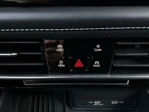 Used 2025 Volkswagen Atlas Cross Sport SE image 28