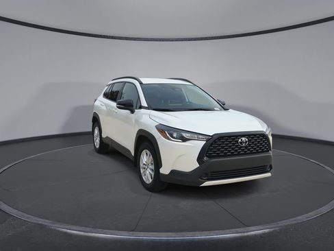 Used 2025 Toyota Corolla Cross LE FWD image 3