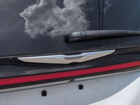 Used 2023 Chrysler Pacifica Touring-L FWD image 12