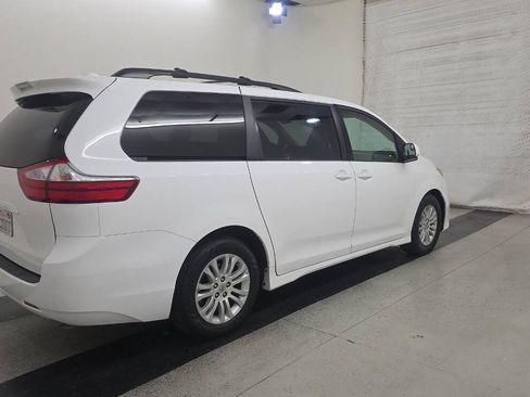 Used 2018 Toyota Sienna LE w/ Carpet Mat Package FWD image 2