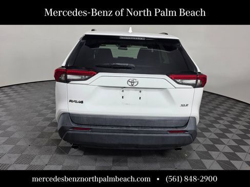 Used 2021 Toyota RAV4 XLE w/ Convenience Package FWD image 5