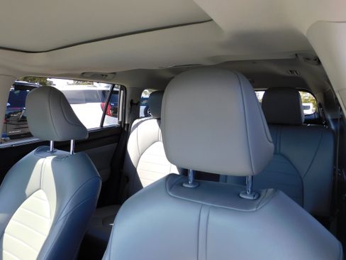 Used 2023 Toyota Highlander XLE image 11