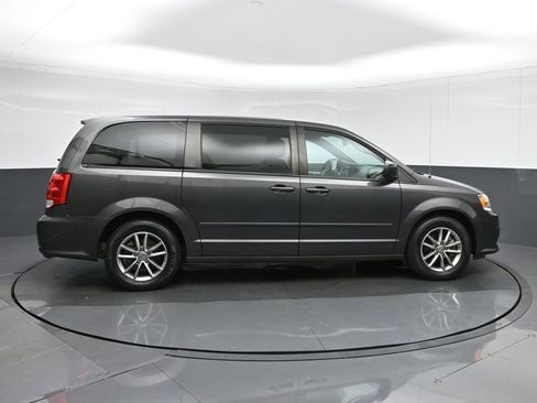 Used 2016 Dodge Grand Caravan SE image 8