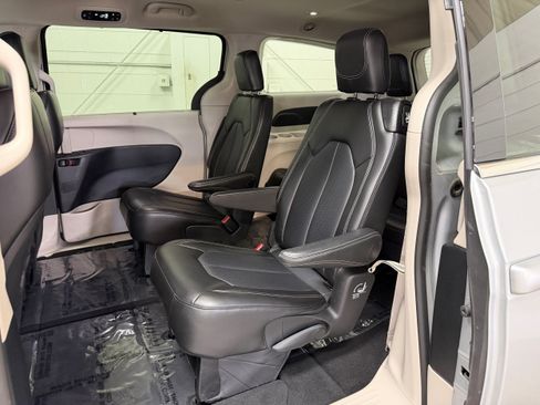 Used 2024 Chrysler Pacifica Touring-L FWD image 10
