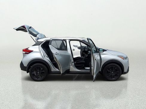 Used 2019 Nissan Kicks SV FWD image 16