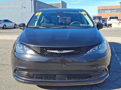 Used 2023 Chrysler Voyager LX image 2