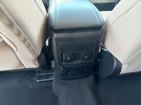 Used 2023 Ford Explorer XLT AWD/4WD image 12
