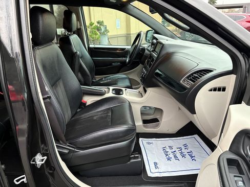 Used 2017 Dodge Grand Caravan SXT image 24