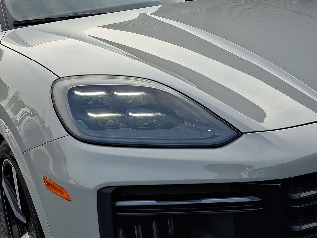 Certified 2025 Porsche Cayenne Turbo AWD/4WD image 11