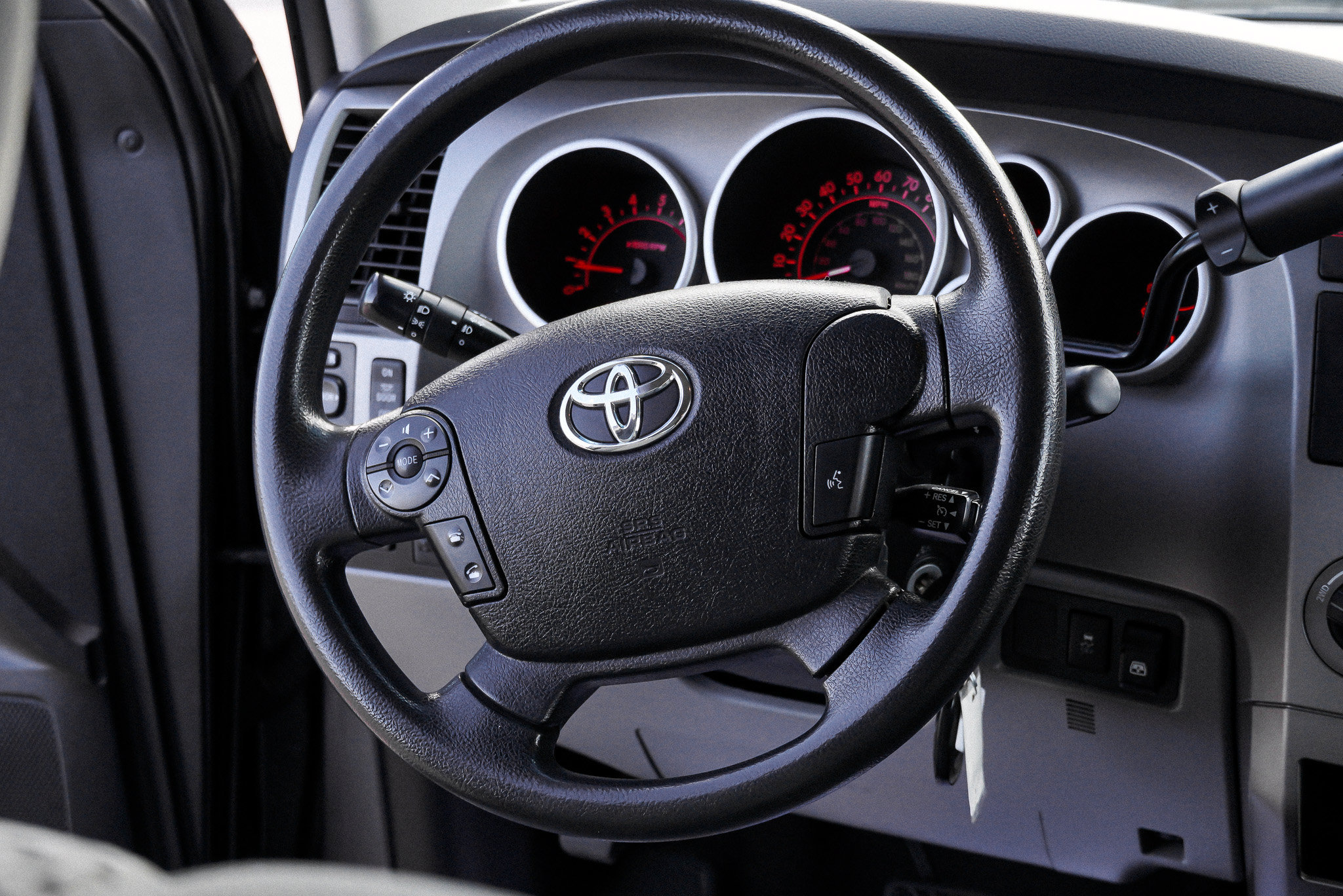 Used 2013 Toyota Tundra 4x4 CrewMax w/ Tow Pkg image 32