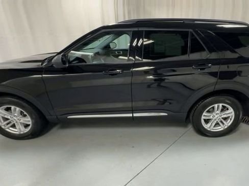 Used 2023 Ford Explorer XLT AWD/4WD image 5