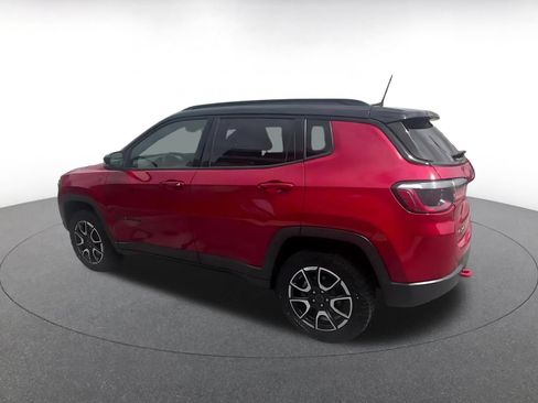Used 2025 Jeep Compass Trailhawk AWD/4WD image 10