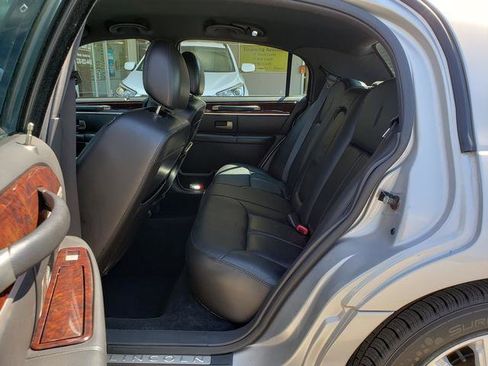 Used 2010 Lincoln Town Car Signature Limited image 12