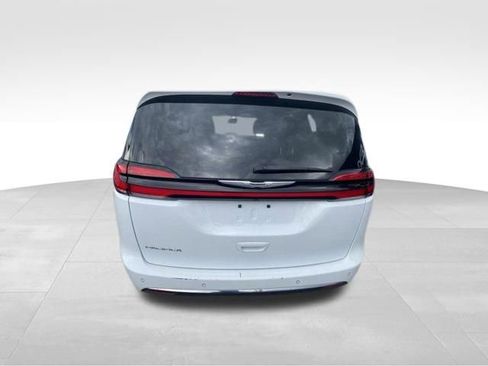 Used 2023 Chrysler Pacifica Touring-L image 6