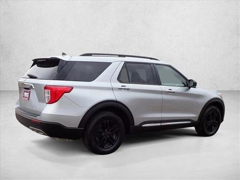Used 2022 Ford Explorer XLT w/ Equipment Group 202A AWD/4WD image 4