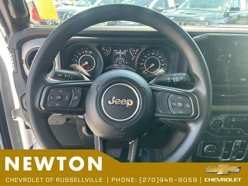 Used 2025 Jeep Gladiator Sport AWD/4WD image 12