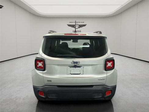 Used 2017 Jeep Renegade Latitude w/ Popular Equipment Group FWD image 4