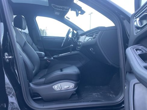 Certified 2025 Porsche Macan image 17