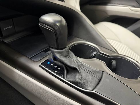 Used 2021 Toyota Camry SE w/ Cold Weather Package FWD image 16