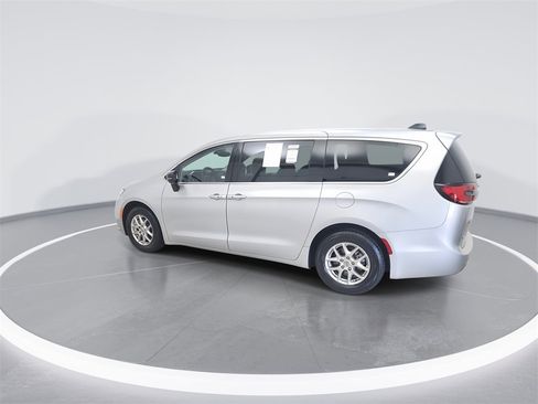 Used 2024 Chrysler Pacifica Touring-L image 5